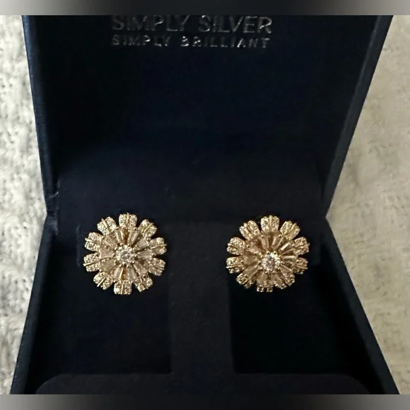 Earrings Elegant Flower Earrings - Picture 4 of 4